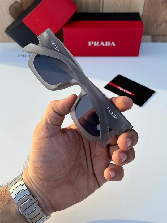 prada_11_grey_black